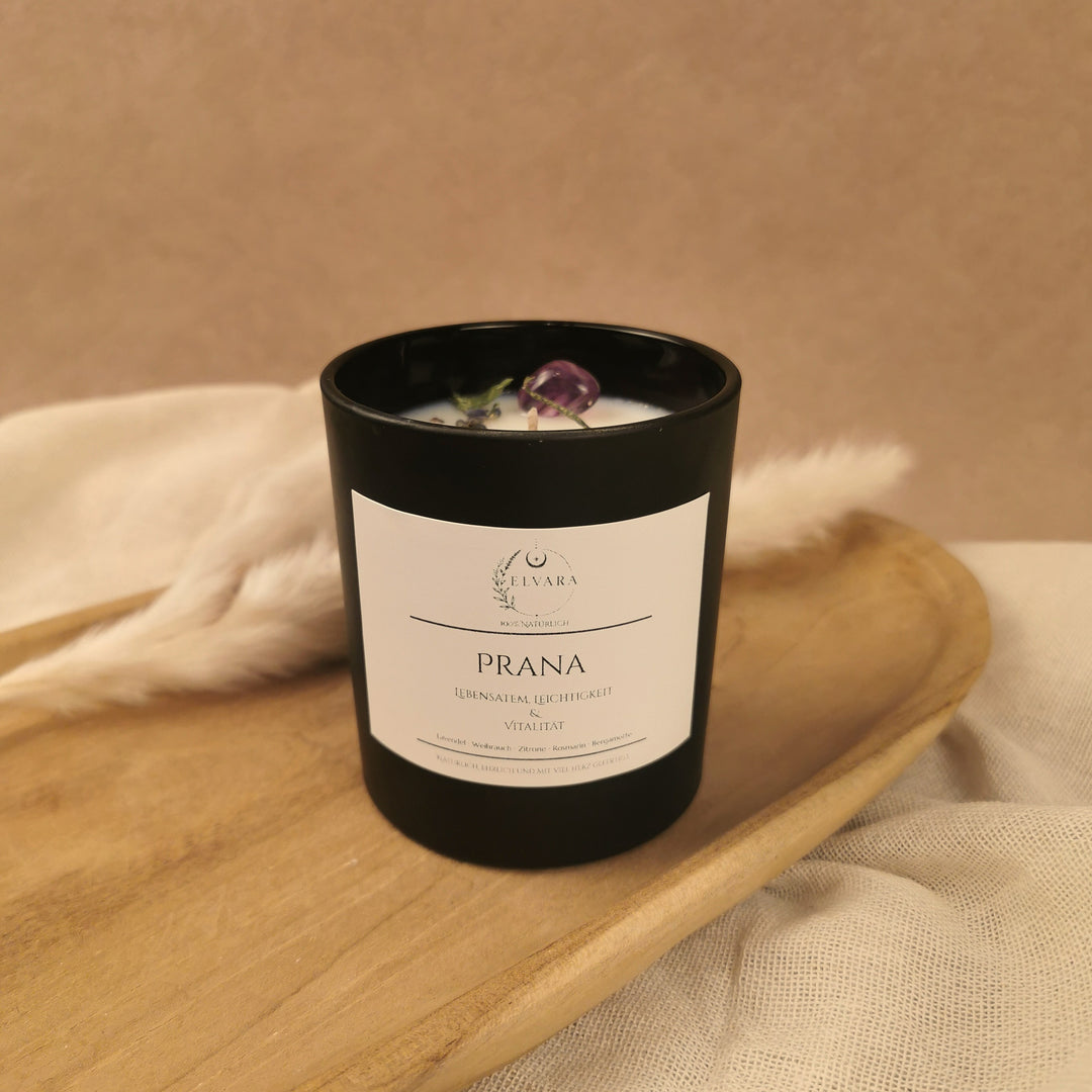 Elvara Prana Ritualkerze aus Sojawachs mit Lavendel, Weihrauch, Zitrone, Rosmarin, Bergamotte, Lavendelblüten und Fluorit im schwarzen Glas