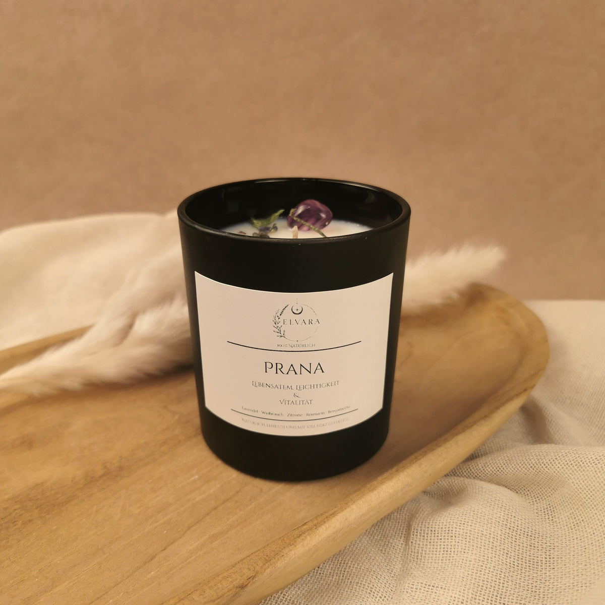 Elvara Prana Ritualkerze aus Sojawachs mit Lavendel, Weihrauch, Zitrone, Rosmarin, Bergamotte, Lavendelblüten und Fluorit im schwarzen Glas