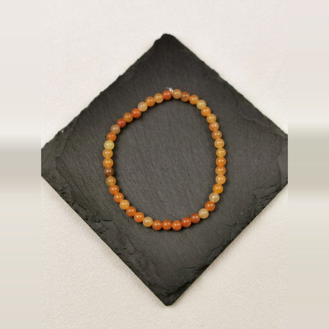 Karneol Armband mit runden 4 mm Perlen auf Schieferplatte