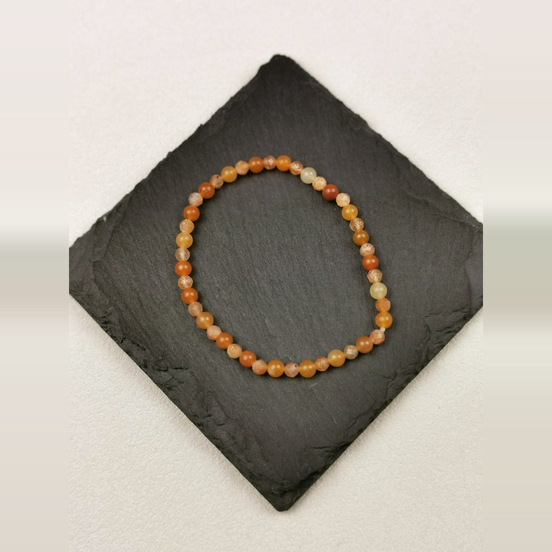 Armband aus facettiertem Sonnenstein und rundem orangefarbenem Aventurin mit 4 mm auf Schieferplatte