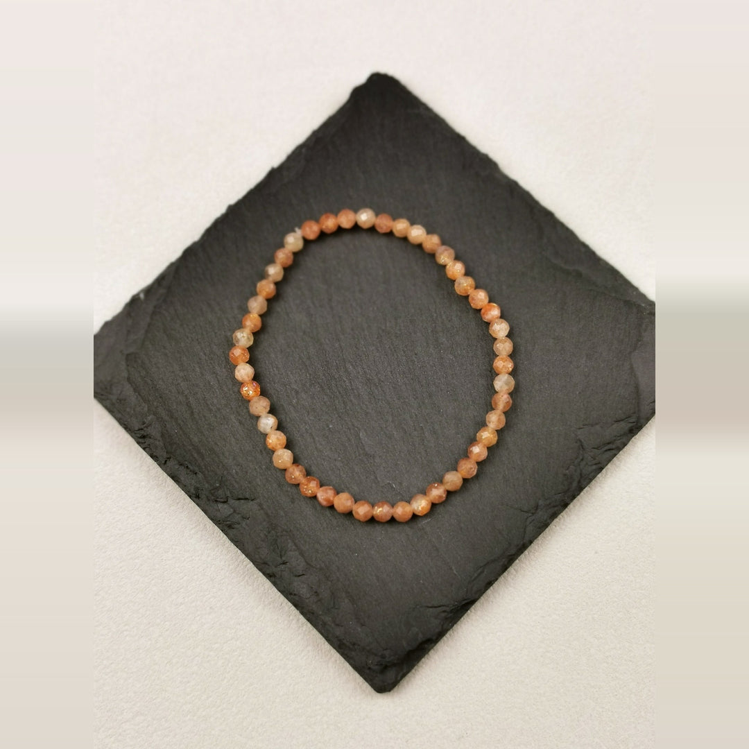 Armband aus facettierten Sonnensteinperlen mit 4 mm auf Schieferplatte
