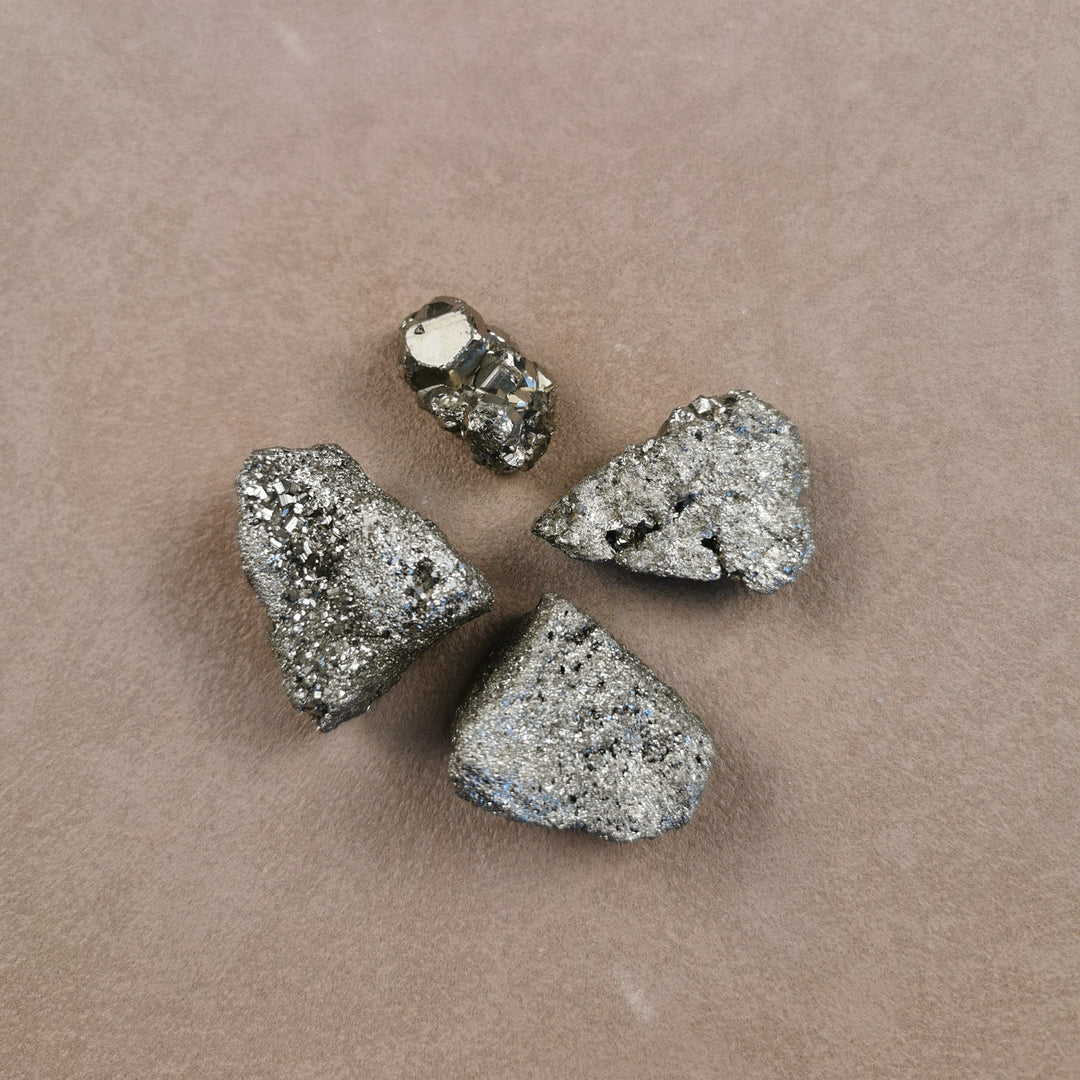 Pyrit Rohstein mit metallisch goldglänzenden Flächen