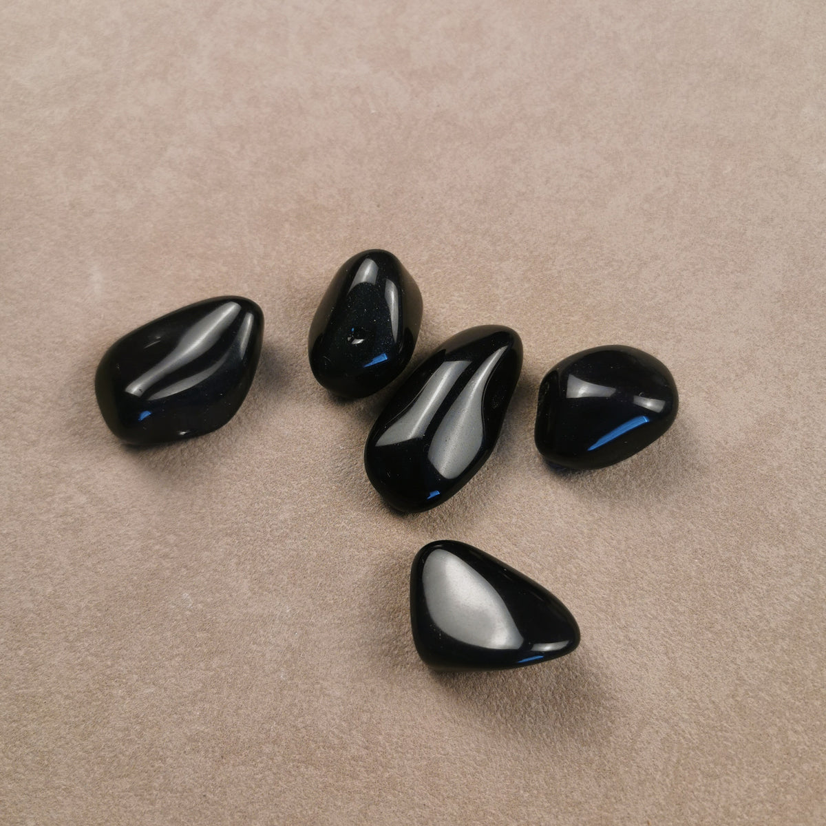 Regenbogenobsidian Trommelstein in Schwarz mit farbigem Schimmer