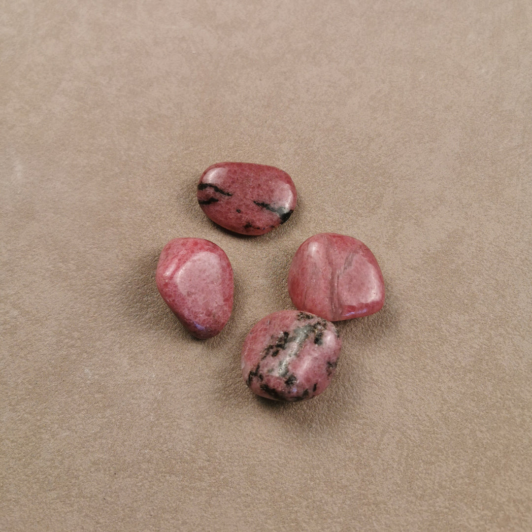 Rhodonit Trommelstein in Rosa mit schwarzer Aderung