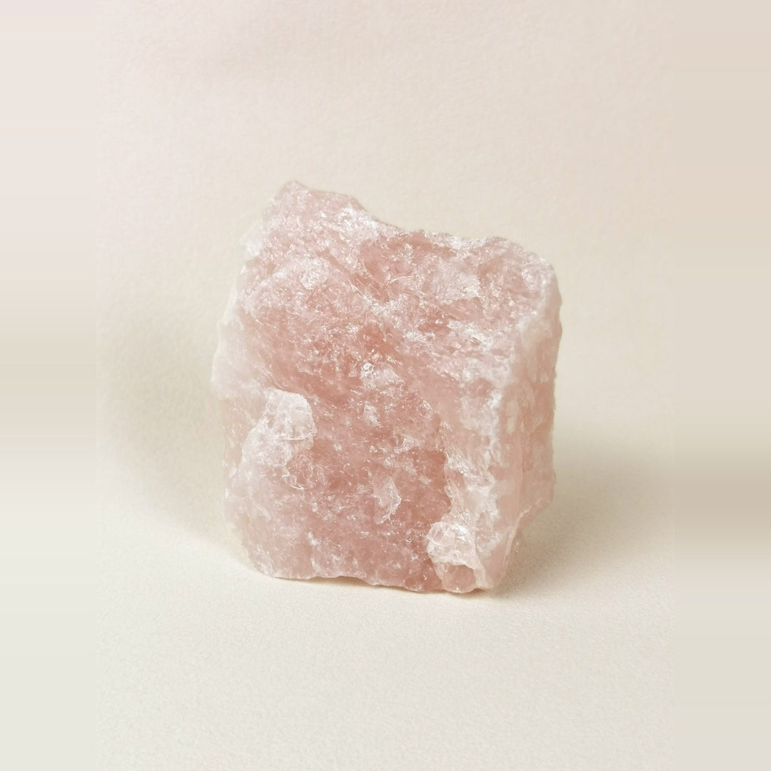 Aufrecht stehender Rosenquarz Rohstein mit 547 Gramm und rosa Bruchflächen