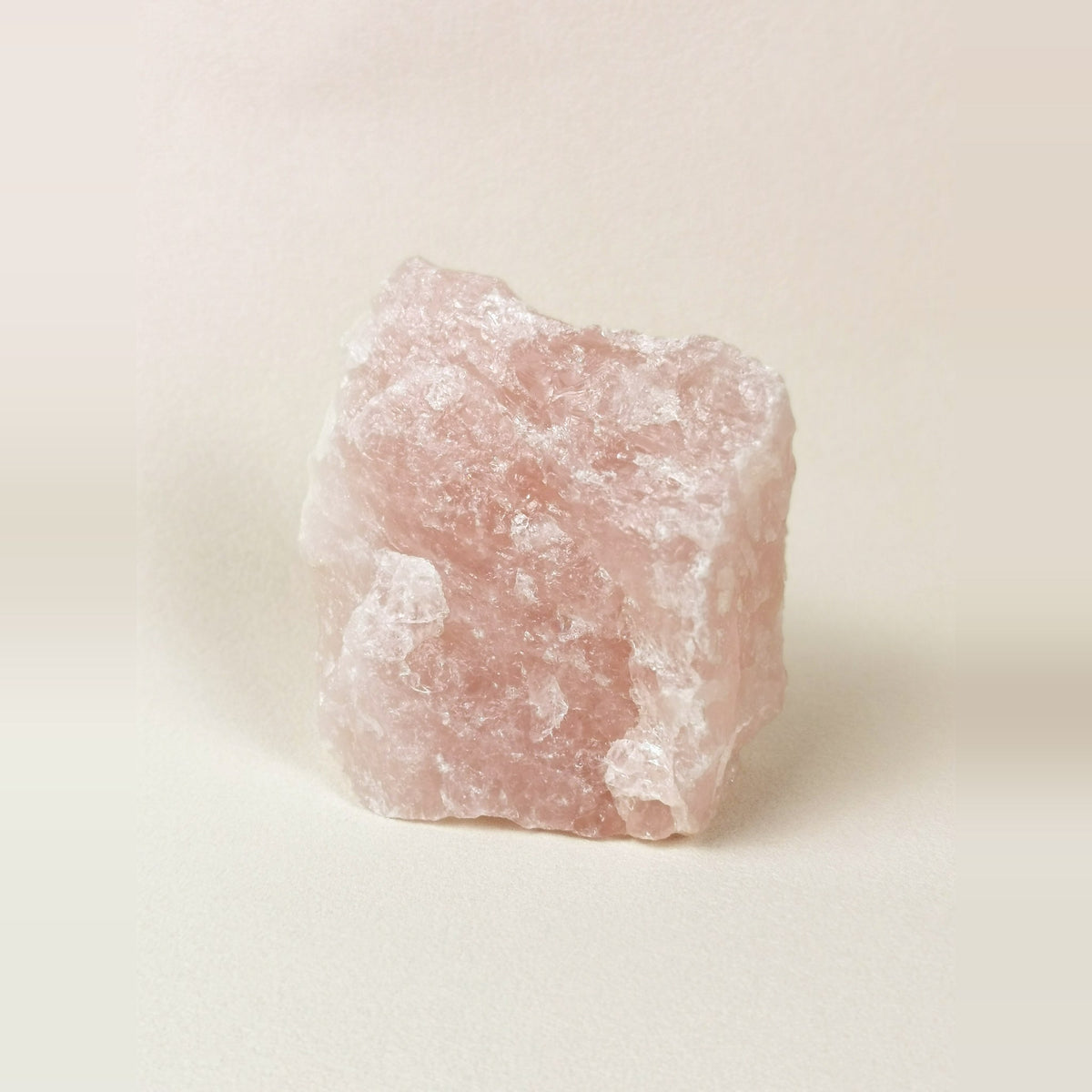 Aufrecht stehender Rosenquarz Rohstein mit 547 Gramm und rosa Bruchflächen