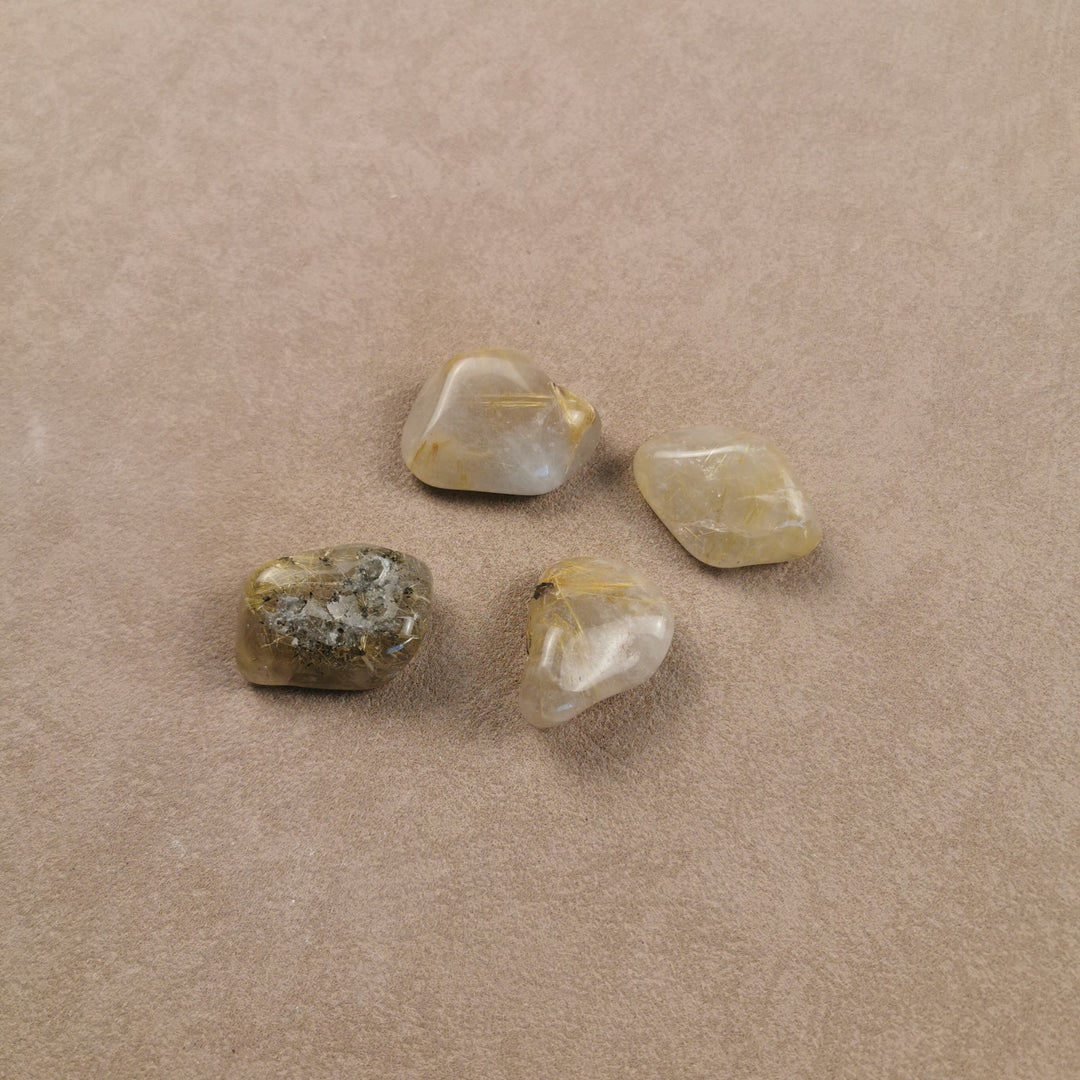 Rutilquarz Trommelstein mit goldenen Nadeln im klaren Stein