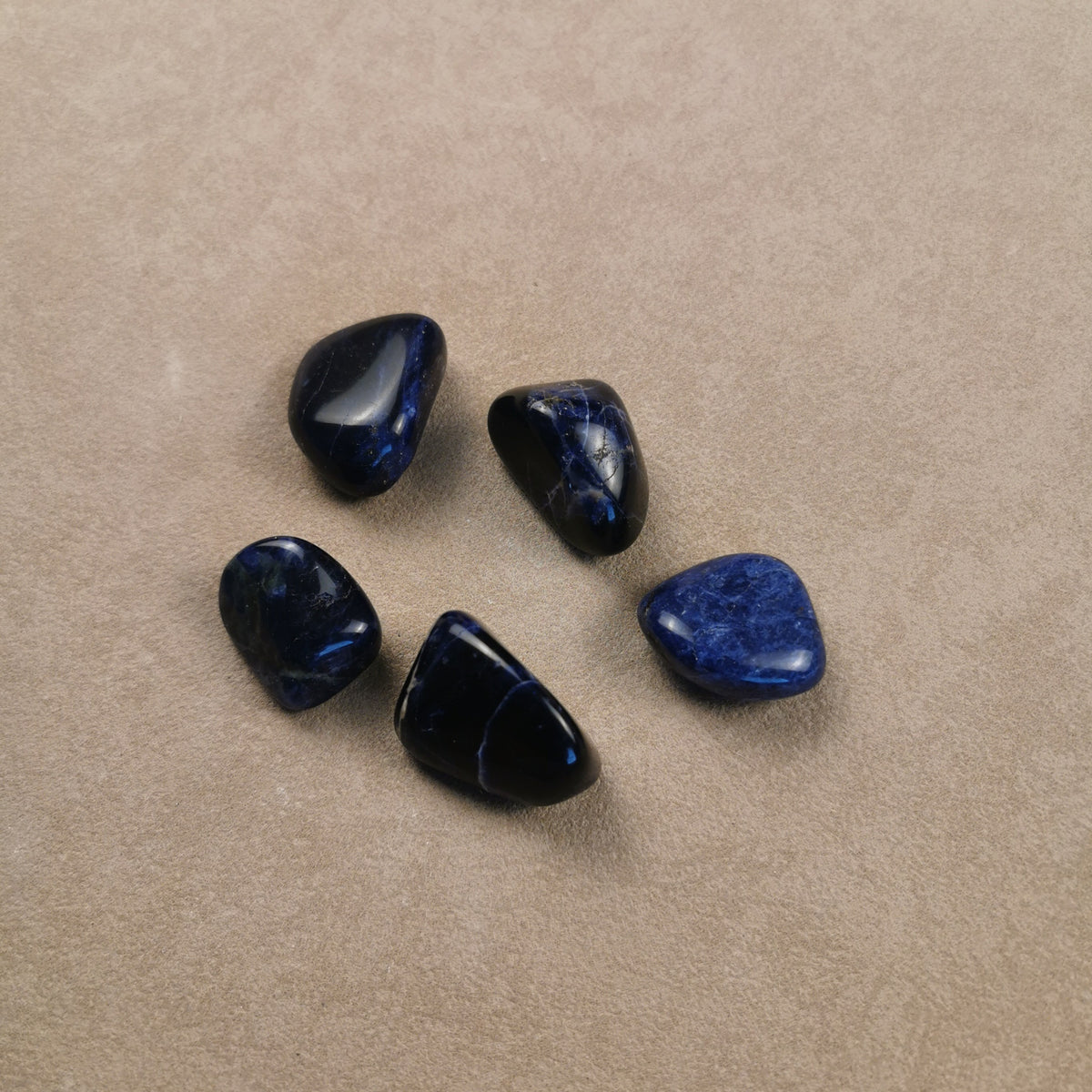 Sodalith Trommelstein in tiefem Blau mit weißer Aderung