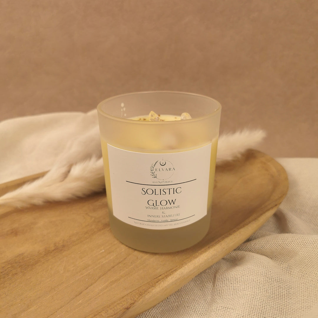 Elvara Solistic Glow Ritualkerze aus Sojawachs mit Mandarine, Vanille, Benzoe, Rosenblüten und Bergkristall im Glas