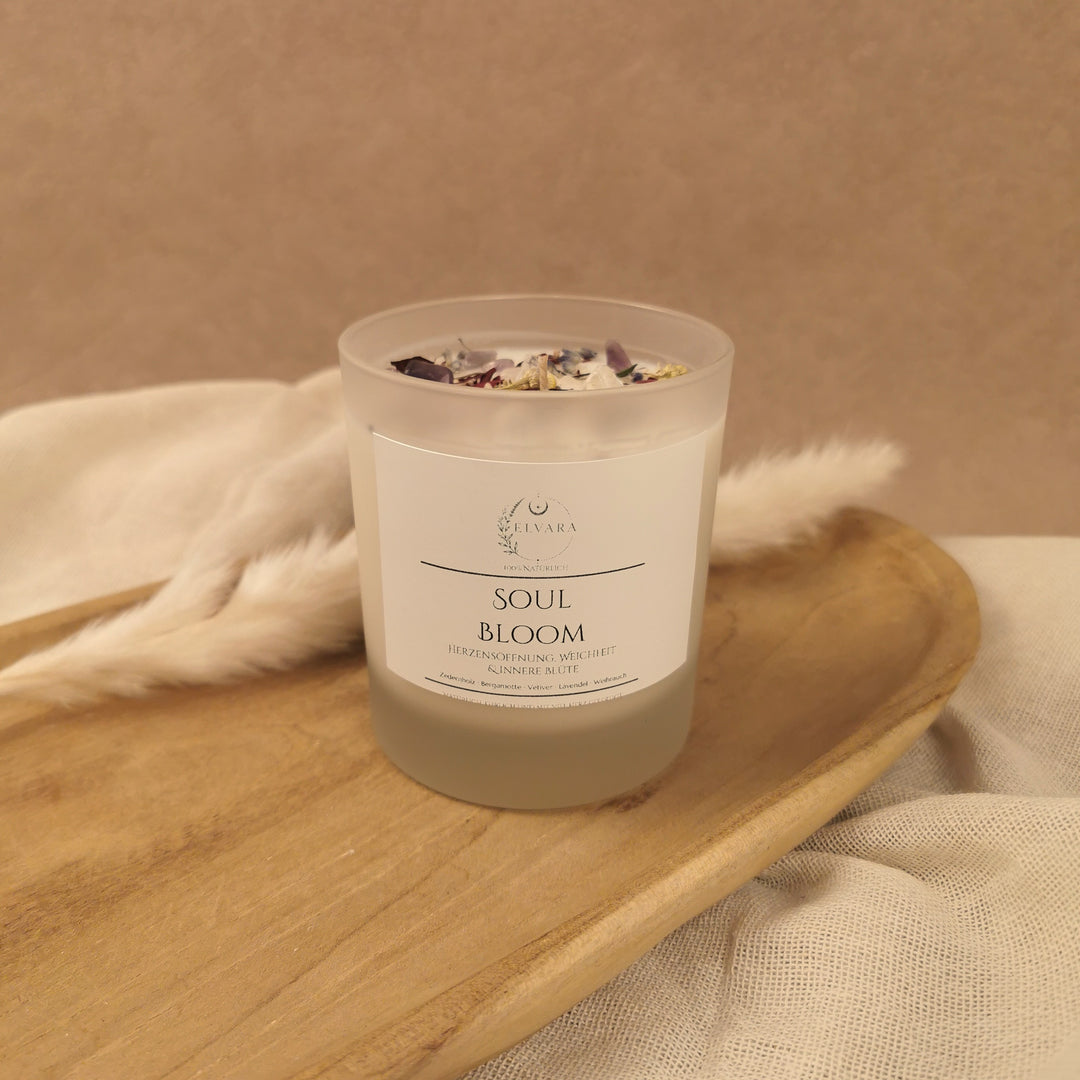 Elvara Soul Bloom Ritualkerze aus Sojawachs mit Lavendel, Weihrauch, Rosenblüten, Kamillenblüten, Bergkristall, Rosenquarz und Amethyst im Glas