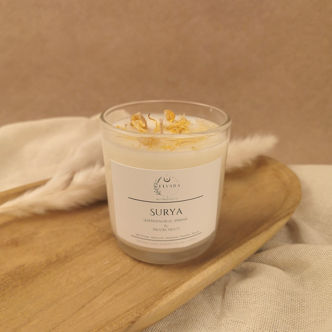 Elvara Surya Ritualkerze aus Sojawachs mit süßer Orange, Weihrauch, Zedernholz, Rosmarin, Ringelblüten und Citrin im Glas