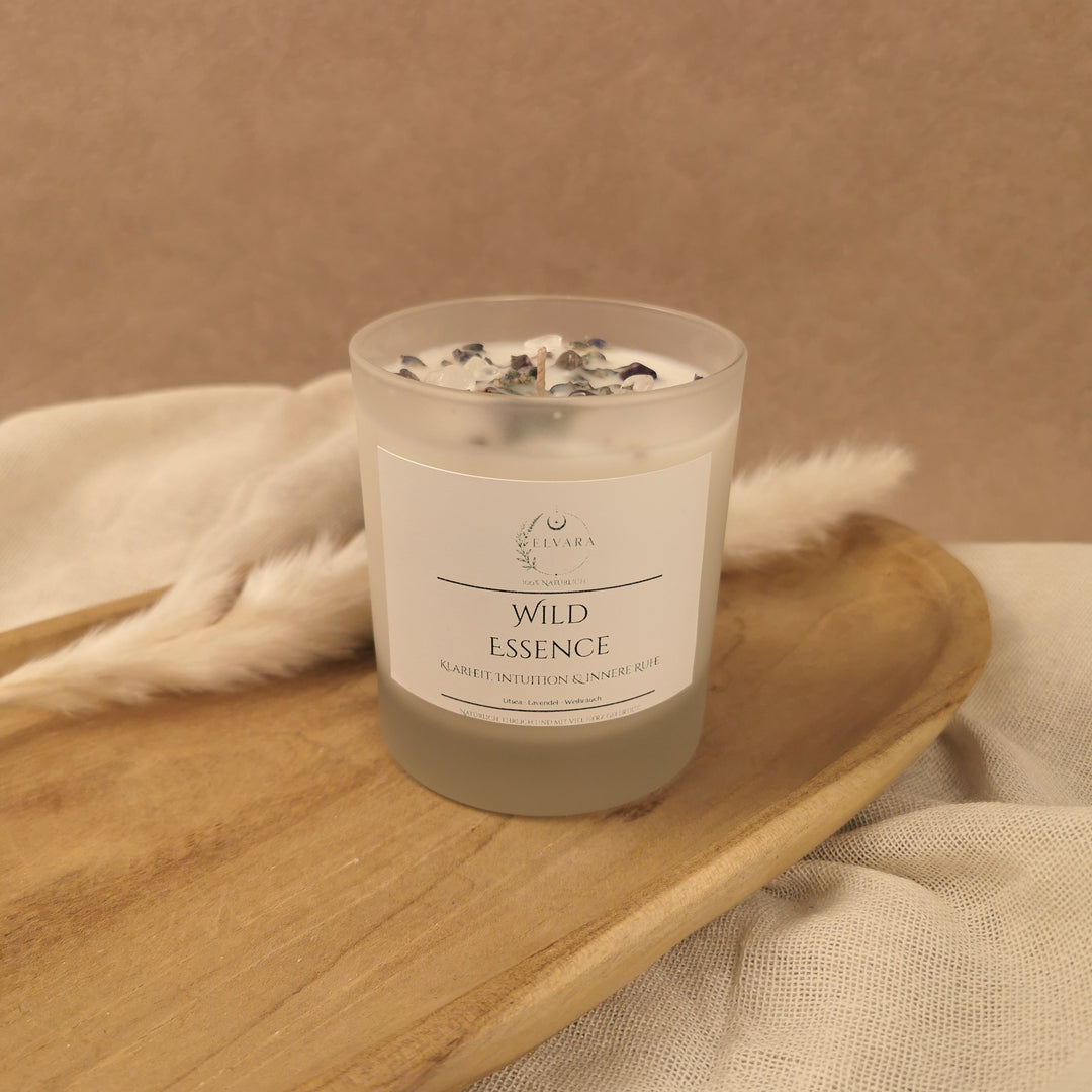 Elvara Wild Essence Ritualkerze aus Sojawachs mit Lavendel, Weihrauch, Litsea, Lavendelblüten, Amethyst und Bergkristall im Glas