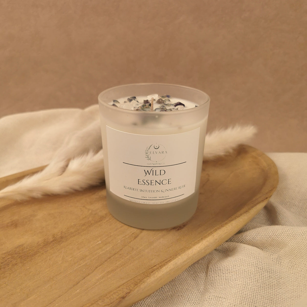 Elvara Wild Essence Ritualkerze aus Sojawachs mit Lavendel, Weihrauch, Litsea, Lavendelblüten, Amethyst und Bergkristall im Glas