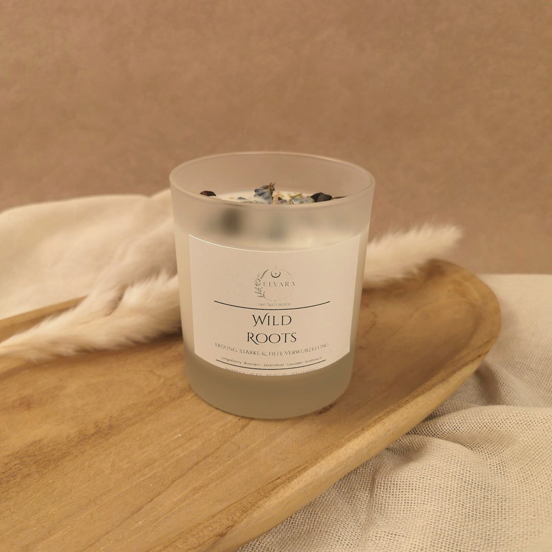Elvara Wild Roots Ritualkerze aus Sojawachs mit Wacholderbeeren, Rosmarin, Lavendel, Weihrauch, Zedernholz, schwarzem Turmalin und Bergkristall im Glas