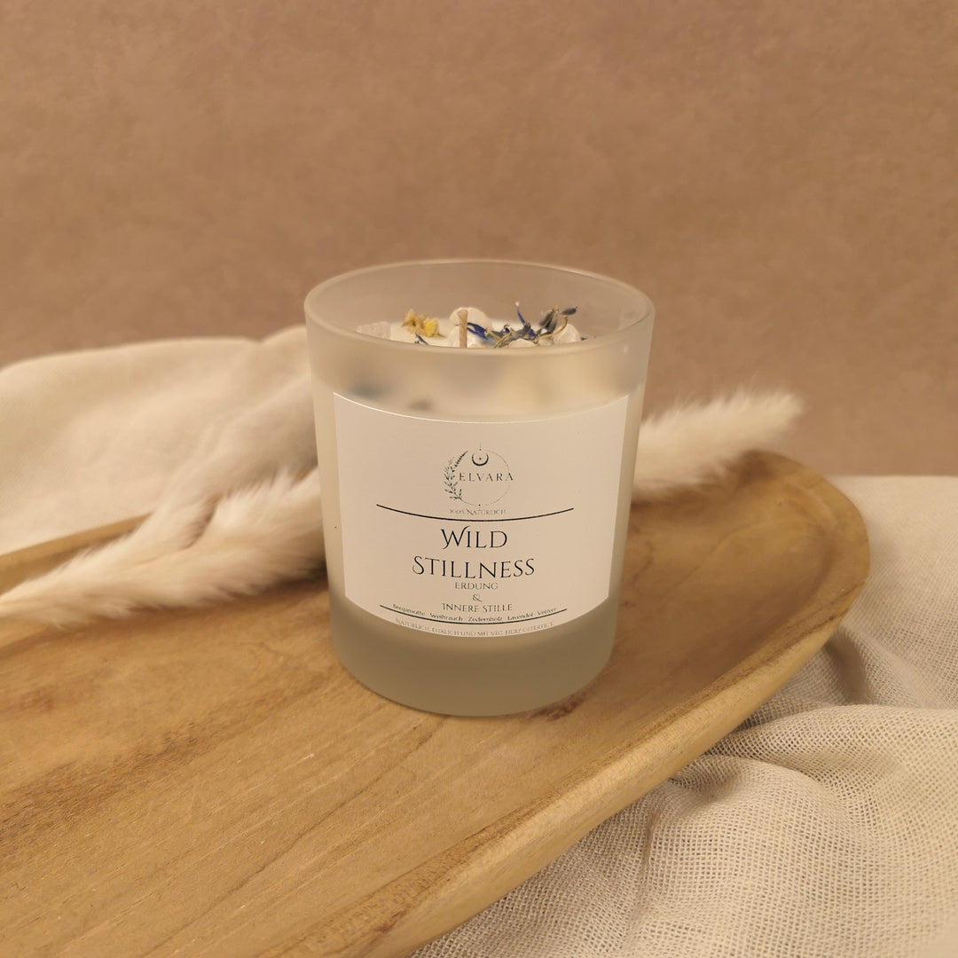 Elvara Wild Stillness Ritualkerze aus Sojawachs mit Weihrauch, Lavendel, Zedernholz, Bergamotte, Vetiver, Kamillenblüten, Kornblumen, Bergkristall und Mondstein im Glas
