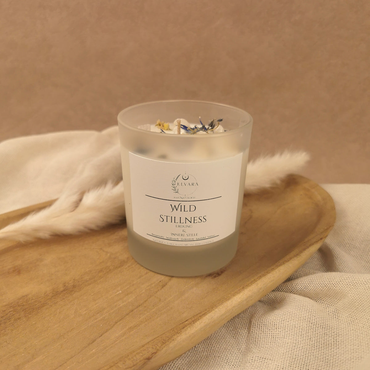Elvara Wild Stillness Ritualkerze aus Sojawachs mit Weihrauch, Lavendel, Zedernholz, Bergamotte, Vetiver, Kamillenblüten, Kornblumen, Bergkristall und Mondstein im Glas