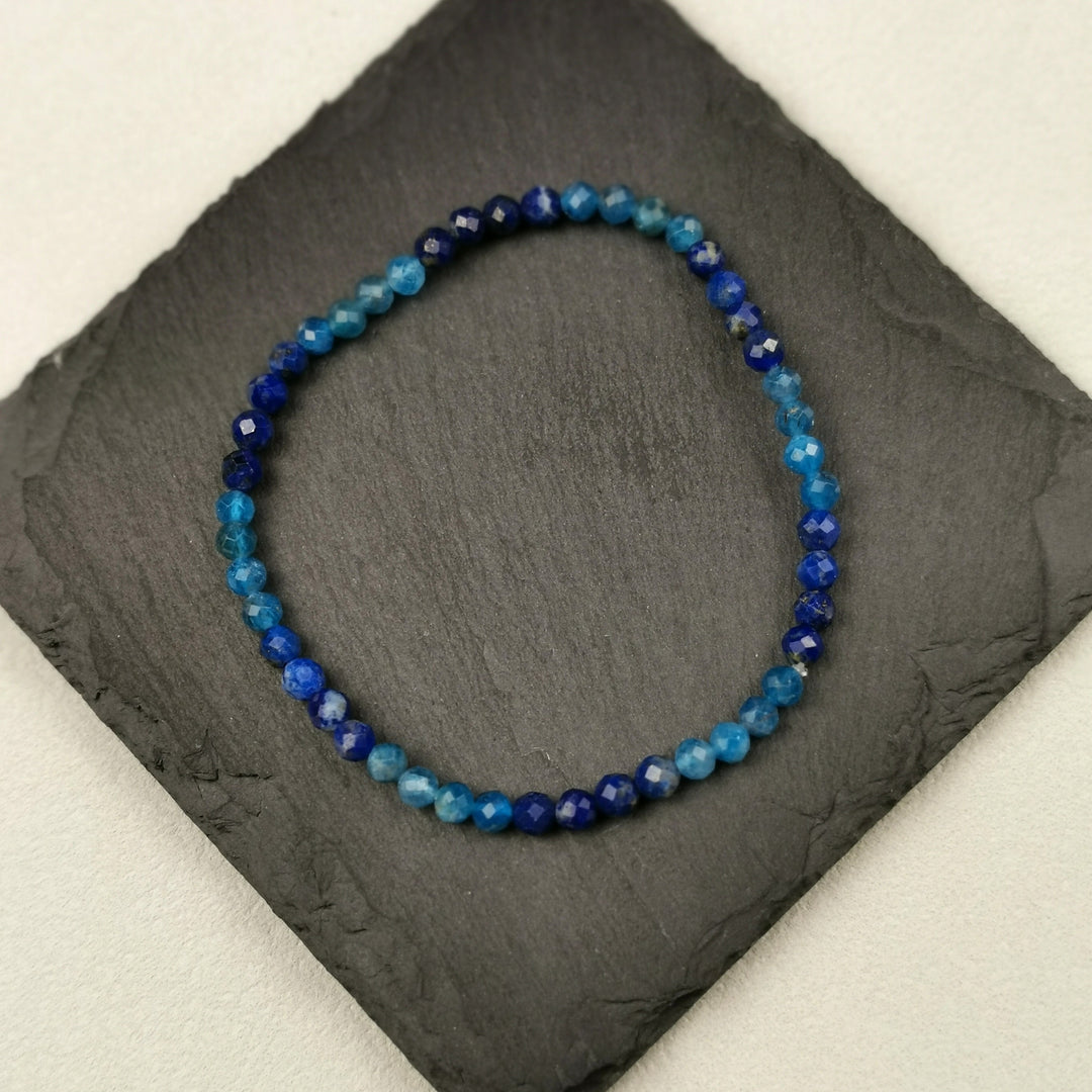 Armband aus facettiertem Apatit und Lapislazuli mit 4 mm auf Schieferplatte