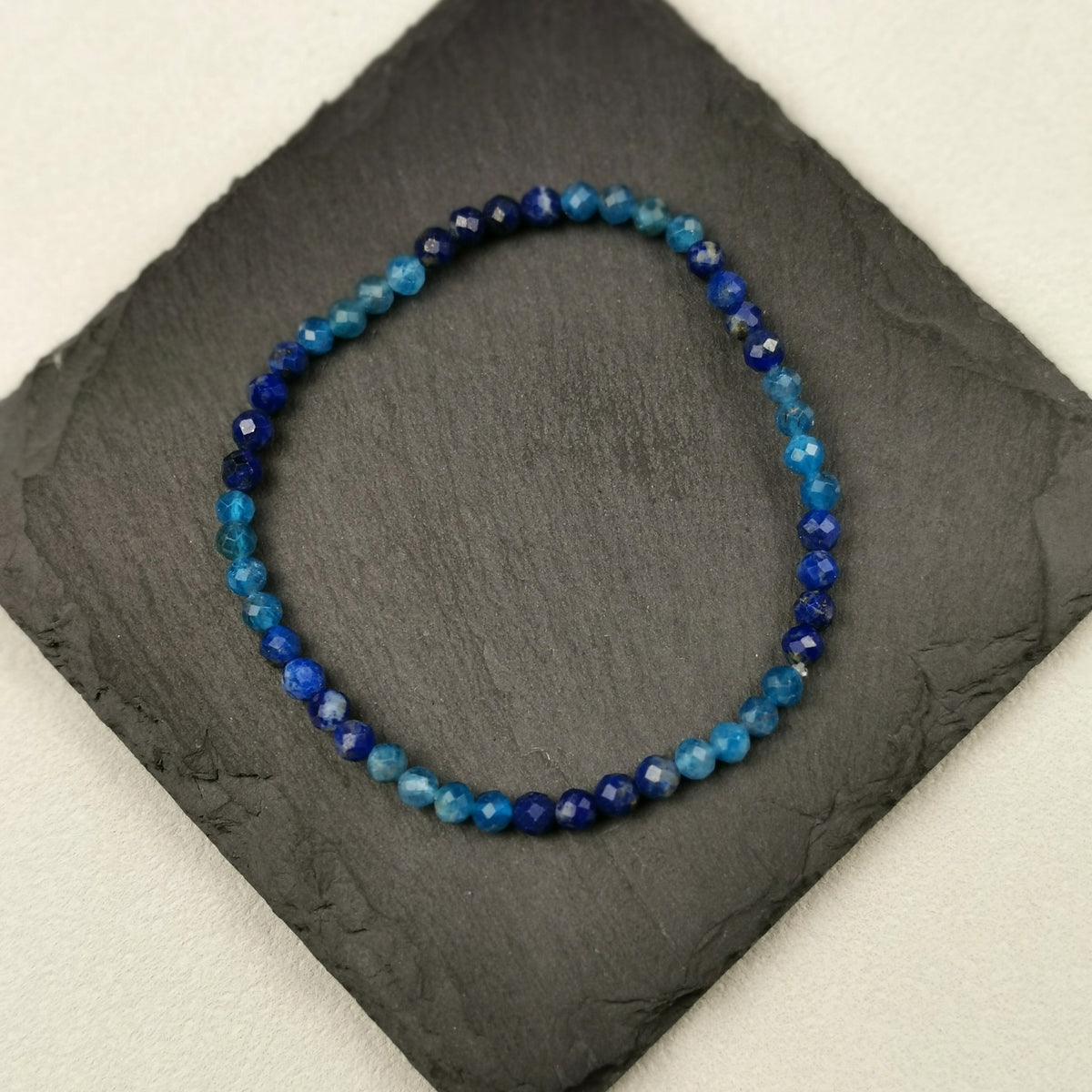 Armband aus facettiertem Apatit und Lapislazuli mit 4 mm auf Schieferplatte