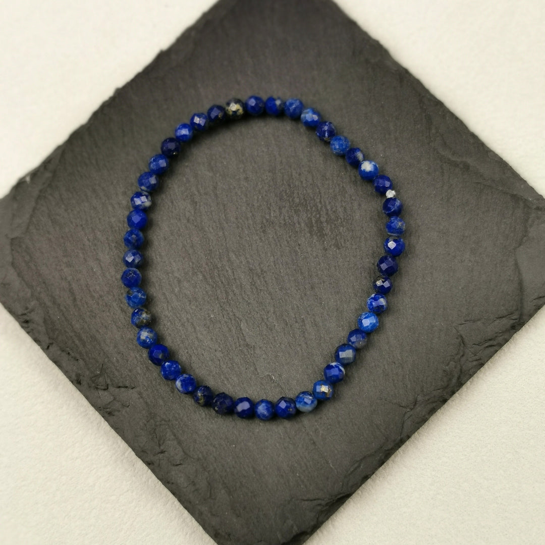 Armband aus facettierten Lapislazuliperlen in tiefem Blau mit 4 mm auf Schieferplatte