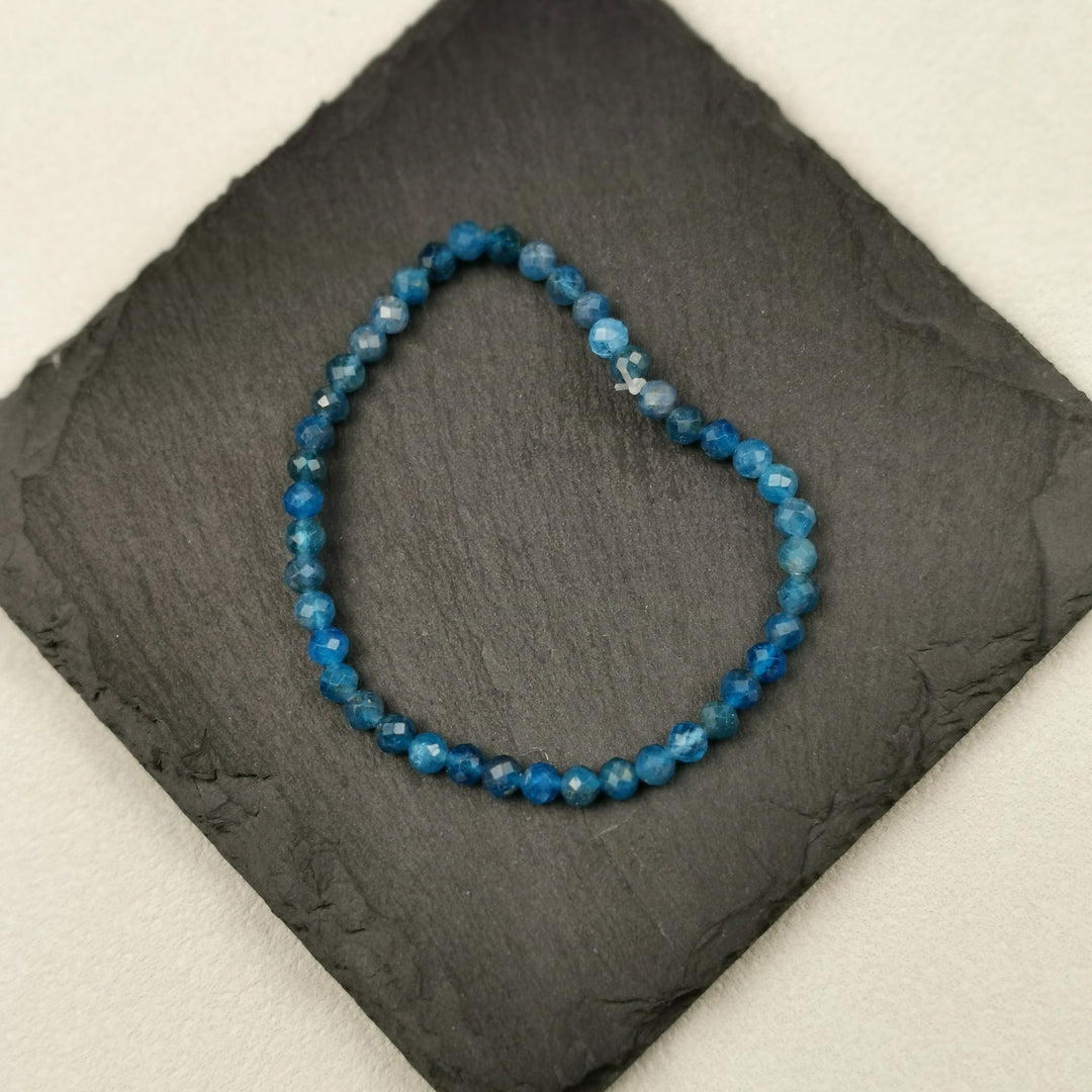 Armband aus facettierten Apatitperlen in leuchtendem Blau mit 4 mm auf Schieferplatte