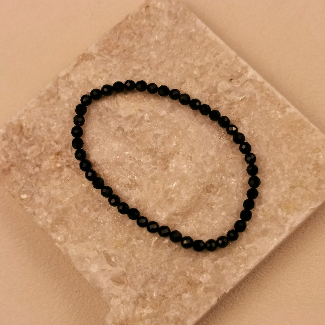 Armband aus facettierten Perlen aus schwarzem Turmalin mit 4 mm auf Schieferplatte