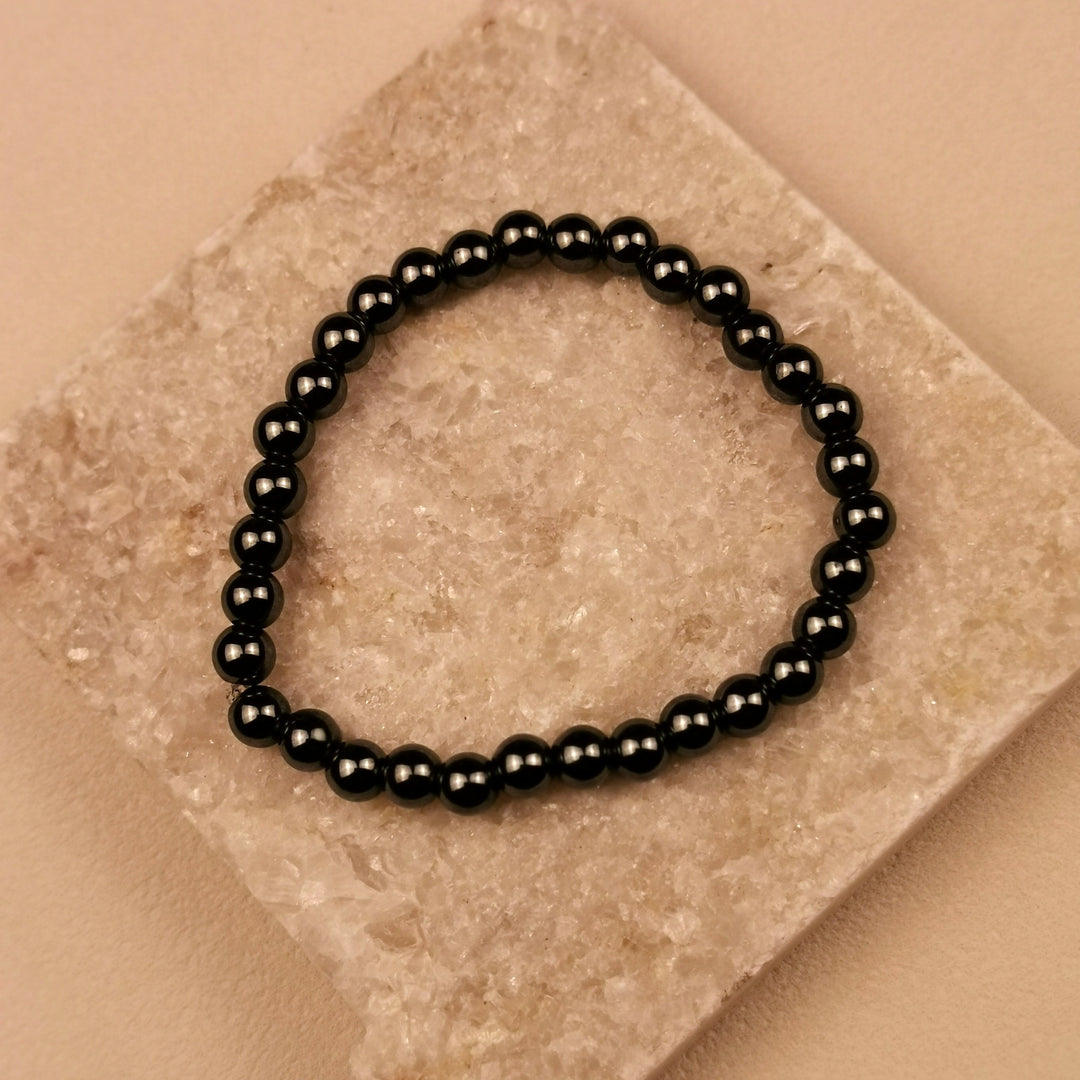 Armband aus runden Perlen aus schwarzem Turmalin mit 6 mm auf Schieferplatte