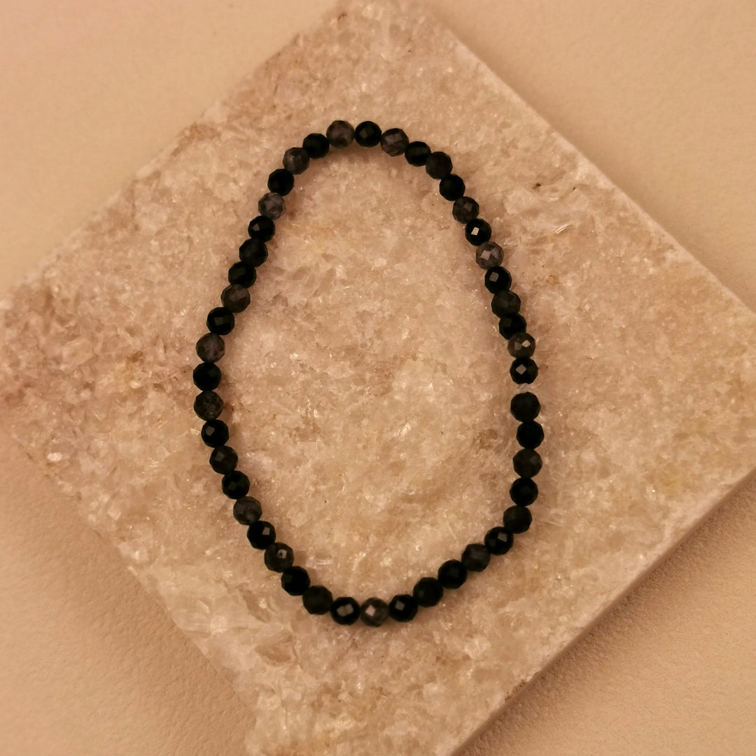 Armband aus facettiertem schwarzem Turmalin und graublauem Iolith mit 4 mm auf Schieferplatte