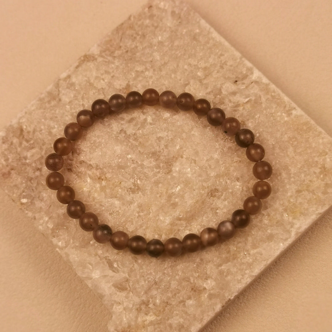 Armband aus runden grauen Mondsteinperlen mit 6 mm auf Schieferplatte