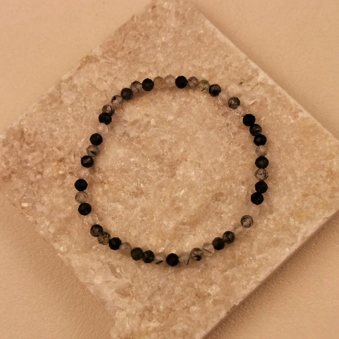 Armband aus facettiertem Turmalinquarz mit schwarzen Nadeln und 4 mm auf Schieferplatte