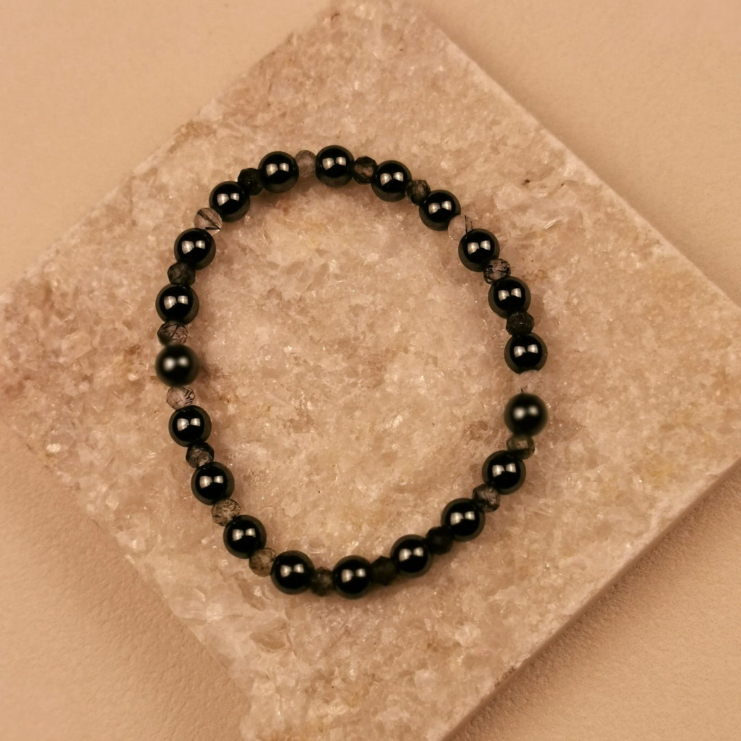 Armband aus facettiertem Turmalinquarz mit mit schwarzem Obsidian und 4 mm auf Schieferplatte