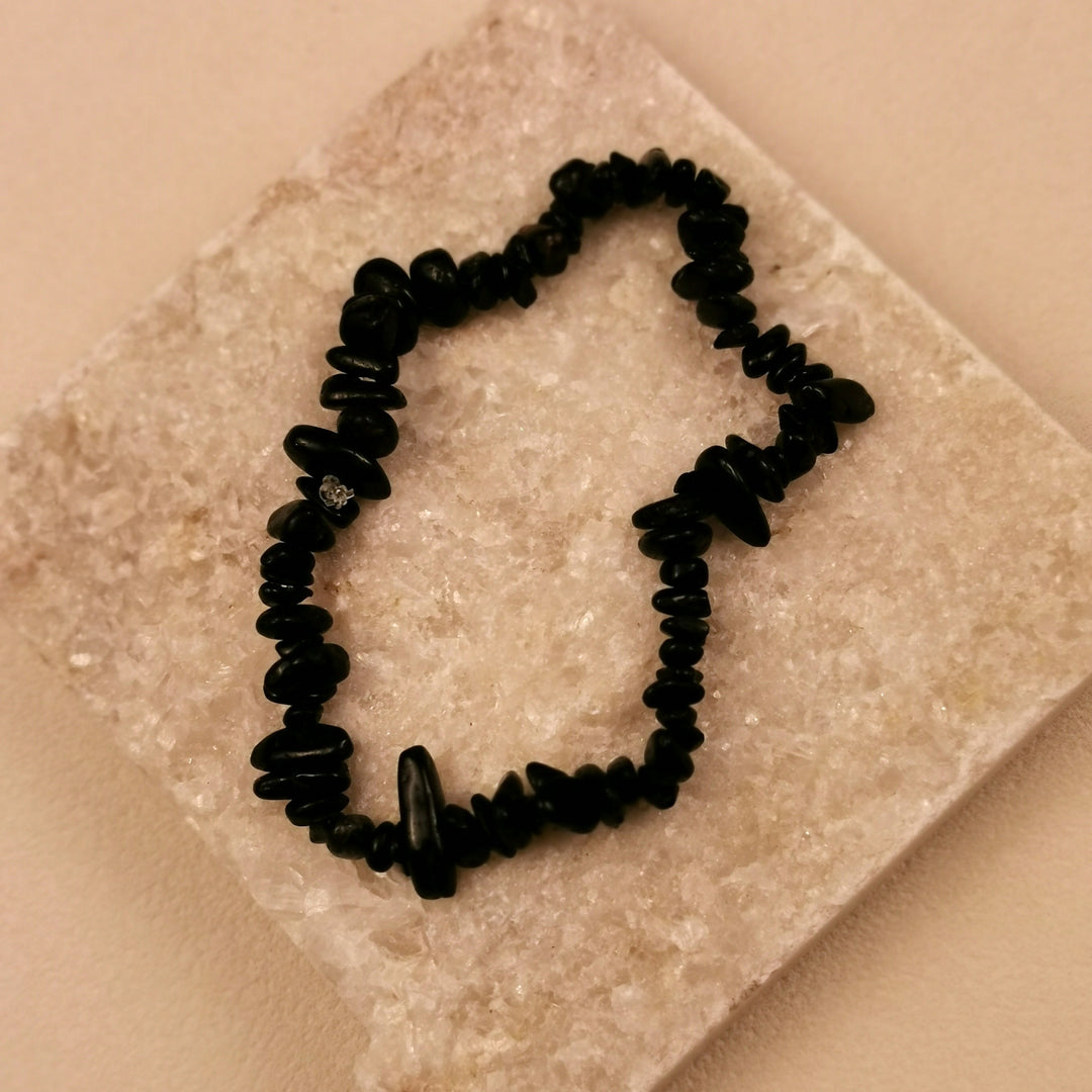 Turmalin splitter Armband auf heller Platte